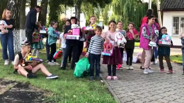 Rivne Ucraina Luglio 2023 Bambini Ricevono Aiuti Umanitari Volontari Assistenza — Video Stock