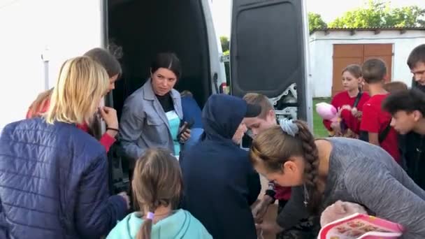 Rivne Ucrânia Julho 2023 Crianças Recebem Ajuda Humanitária Voluntários Assistência — Vídeo de Stock