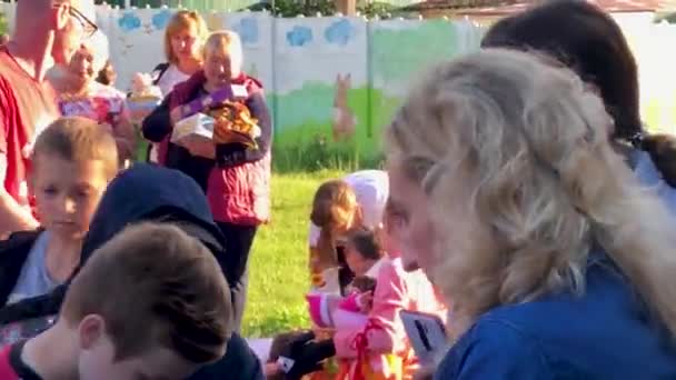 Rivne Ukraine Lipca 2023 Dzieci Otrzymują Pomoc Humanitarną Wolontariuszy Dobrowolna — Wideo stockowe