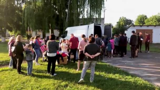 Rivne Ukraine Lipca 2023 Dzieci Otrzymują Pomoc Humanitarną Wolontariuszy Dobrowolna — Wideo stockowe