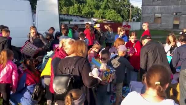 Rivne Ukraine Temmuz 2023 Çocuklar Gönüllülerden Insani Yardım Alırlar Ukraynalı — Stok video