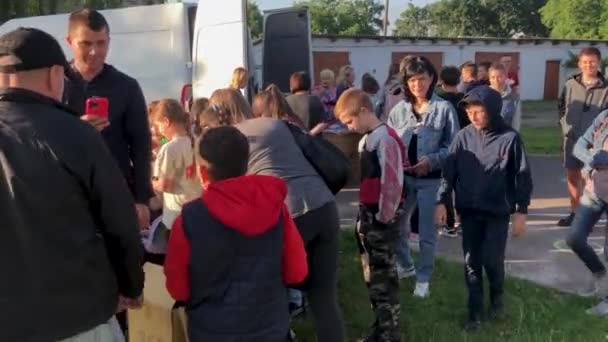 Rivne Ukraine Juli 2023 Kinderen Krijgen Humanitaire Hulp Van Vrijwilligers — Stockvideo