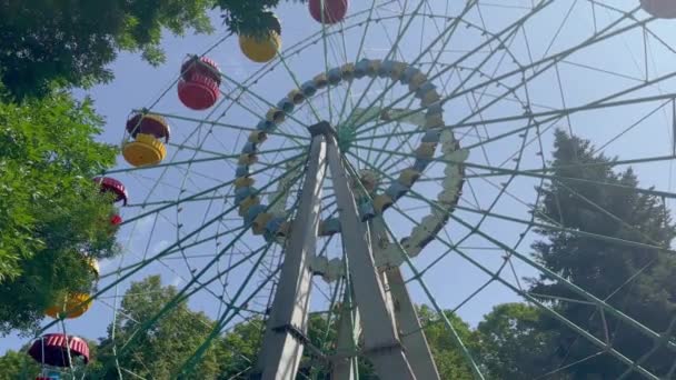 Ferris Wiel Het Park Kleurrijk Reuzenrad Een Pretpark Tegen Blauwe — Stockvideo