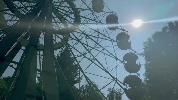 Ferris Wiel Het Park Kleurrijk Reuzenrad Een Pretpark Tegen Blauwe — Stockvideo