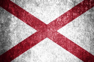 Alabama grunge eyalet bayrağının yakın çekimi. Metal bir yüzeyde kirli Alabama bayrağı.
