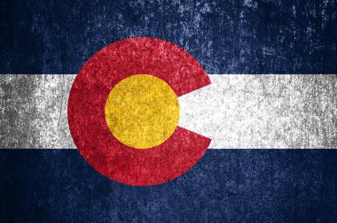 Grunge Colorado eyalet bayrağının yakın çekimi. Metal bir yüzeyde kirli Colorado bayrağı.