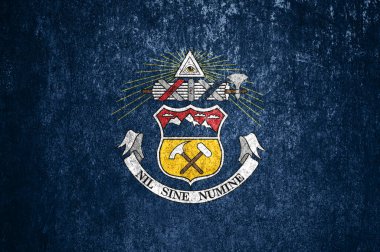 Grunge Colorado eyalet bayrağının yakın çekimi. Metal bir yüzeyde kirli Colorado bayrağı.