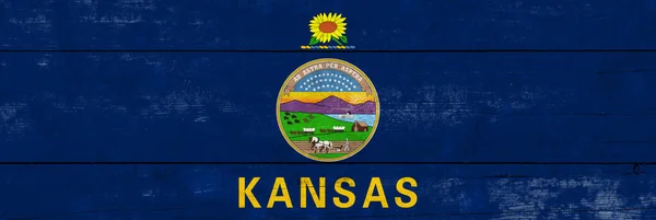 Tahta bir yüzeyde Kansas eyalet bayrağı. Grunge Kansas eyalet bayrağının bayrağı. 