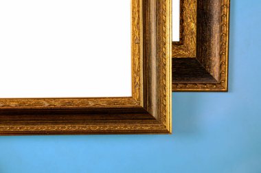 Antika ahşap resim çerçeveleri. Eski kırsal ahşap çerçeveler yakın plan. Antika işlemeli altın çerçeve. Seçili odak