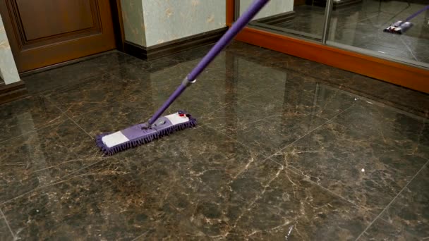 Vloer Dweilen Een Dweil Wast Een Keramische Vloer Het Appartement — Stockvideo