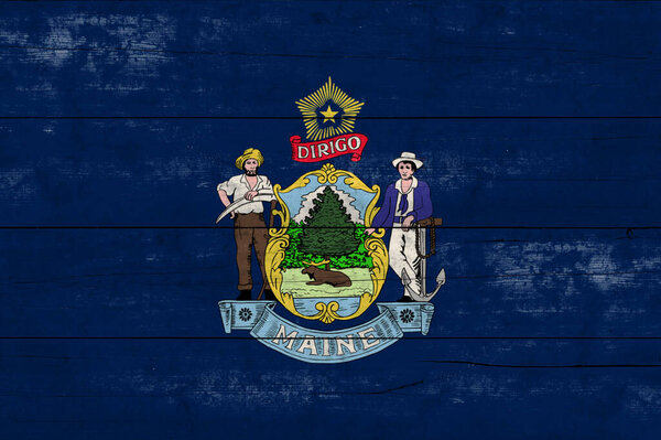 Флаг штата Мэн на деревянной поверхности. Флаг гранжа штата Мэн. 