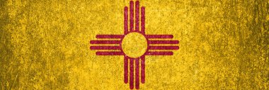 Grunge New Mexico eyalet bayrağının yakın çekimi. Metal bir yüzey üzerinde kirli New Mexico bayrağı.