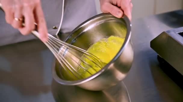 Mujer Caucásica Batiendo Huevos Por Crema Mujer Gana Las Yemas — Vídeos de Stock