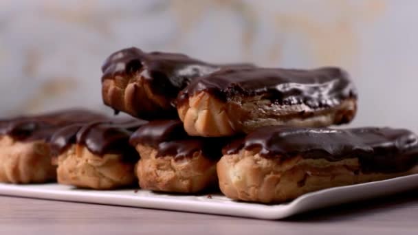 Pastelería Francesa Acristalada Eclairs Con Crema Chocolate Los Eclairs Giran — Vídeos de Stock