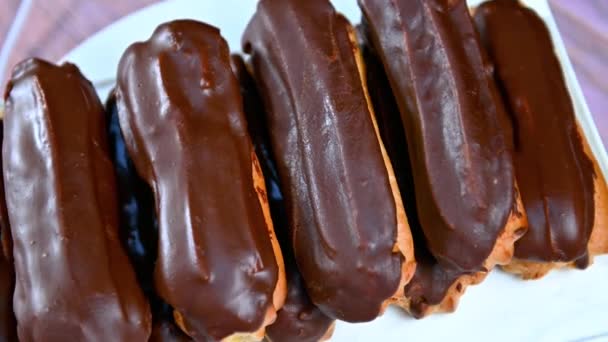 Prăjituri Franceze Glazurate Eclairs Cremă Ciocolată Ecaterina Rotește Într Cerc — Videoclip de stoc