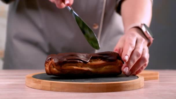 Womans Hands Cuts French Eclair Table Woman Shows Cross Section — Stock Video
