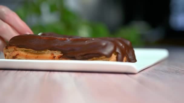 Éclat Dessert Français Avec Glaçage Chocolat Noir Femme Mettant Des — Video
