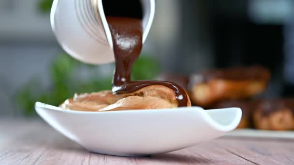 Chef Cubre Eclair Con Glaseado Crema Chocolate Decora Las Eclairs — Vídeos de Stock