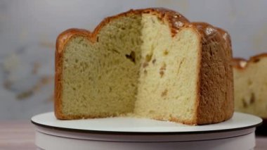 Mutlu Paskalyalar. Yeni pişmiş Paskalya pastası. Geleneksel Paskalya çöreği daire şeklinde döner. Kutlama ekmeği. Geleneksel Paskalya yemeği. Seçici odak