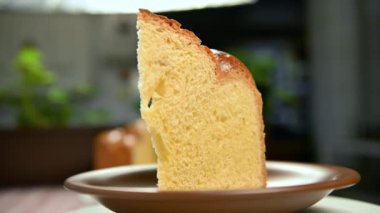 Mutlu Paskalyalar. Yeni pişmiş Paskalya pastası. Geleneksel Paskalya çöreği daire şeklinde döner. Kutlama ekmeği. Geleneksel Paskalya yemeği. Seçici odak