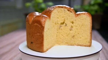 Mutlu Paskalyalar. Yeni pişmiş Paskalya pastası. Geleneksel Paskalya çöreği daire şeklinde döner. Kutlama ekmeği. Geleneksel Paskalya yemeği. Seçici odak