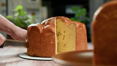 Mutlu Paskalyalar. Kadın bayram için paskalya pastası kesti. Paskalya tatiline hazırlanma konsepti. Beyaz kadın elleri Paskalya pastasını kesti. 