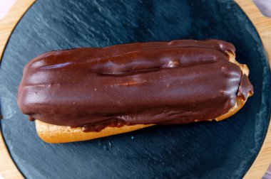 Çikolatalı Fransız. Geleneksel Fransız tatlı ekini. Kremalı çikolatalı pasta.