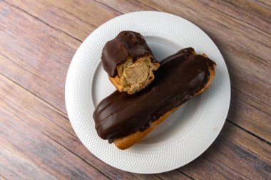 Beyaz tabakta çikolatalı Fransız ecler. Geleneksel Fransız tatlı ekini.. 