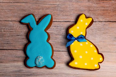 Tahta masada Paskalya zencefilli kurabiye. Paskalya için tavşan şeklinde kurabiyeler