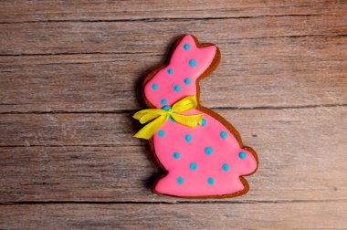 Tahta masada Paskalya zencefilli kurabiye. Paskalya için tavşan şeklinde kurabiyeler