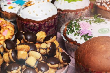 Bayram masasında hamur işleriyle Paskalya brunch 'ı. Paskalya bayramı masasında paskalya ekmeği. 