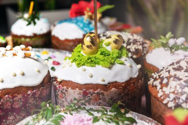 Bayram masasında hamur işleriyle Paskalya brunch 'ı. Paskalya bayramı masasında paskalya ekmeği. 