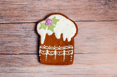 Tahta masada Paskalya zencefilli kurabiye. Paskalya Kurabiyeleri