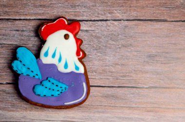 Tahta masada Paskalya zencefilli kurabiye. Paskalya Kurabiyeleri