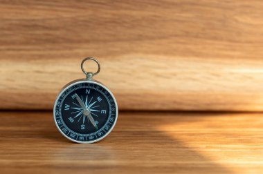 Yönlendirme olarak kullanılan kopyalama alanı olan tahta arkaplanda pusula