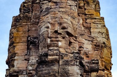 Antik tanrıların taş oyulmuş yüzleri Angkor Thom 'daki Bayon Tapınağı' nda orman tarafından yutuluyor.