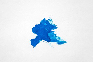 Beyaz kağıtta mavi leke. Beyaz kağıt üzerinde mavi boya fırçası darbesi. Üst görünüm