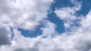 Mavi gökyüzünde hareket eden bulutlar. Mavi gökyüzündeki bulutların zaman akışı