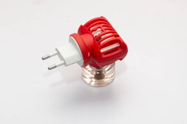 Sivrisineklere karşı. Beyaz arka planda izole edilmiş sivrisinekleri püskürtmek için kırmızı dezenfektan.