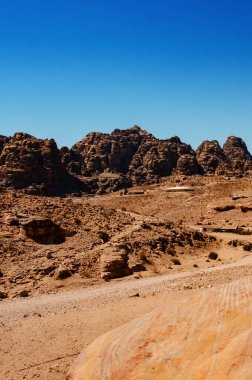Güneşli bir günde çöl. Çöldeki dağ manzarası. Doğa arkaplanı 