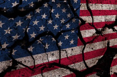 Amerikan bayrağı kırıldı. Çatlak bir duvara Amerikan bayrağı çizilmiş. Sorunlu Amerikan bayrağı çatlaklarla