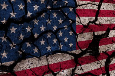 Amerikan bayrağı kırıldı. Çatlak bir duvara Amerikan bayrağı çizilmiş. Sorunlu Amerikan bayrağı çatlaklarla