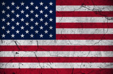 Amerikan bayrağı kırıldı. Çatlak bir duvara Amerikan bayrağı çizilmiş. Sorunlu Amerikan bayrağı çatlaklarla