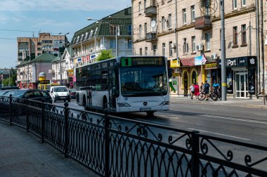 RIVNE, UKRAINE - 20 Ağustos 2023. Şehirdeki yol trafiği. Otobanda otobüs