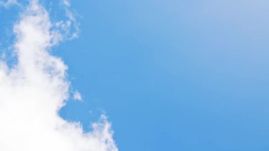 Büyük beyaz bulut mavi gökyüzünde yüzüyor. Doğal güzellik konsepti. İklim kavramı.