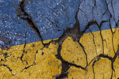 Kırık Ukrayna bayrağı. Çatlak bir duvara Ukrayna bayrağı çizilmiş. Çatlak Ukrayna bayrağı