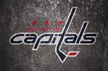 RIVNE, UKRAINE - 23 Mart 2025. Grunge Washington Capitals hokey kulübü logosu. Metal bir yüzeyde kirli Washington Capitals logosu.