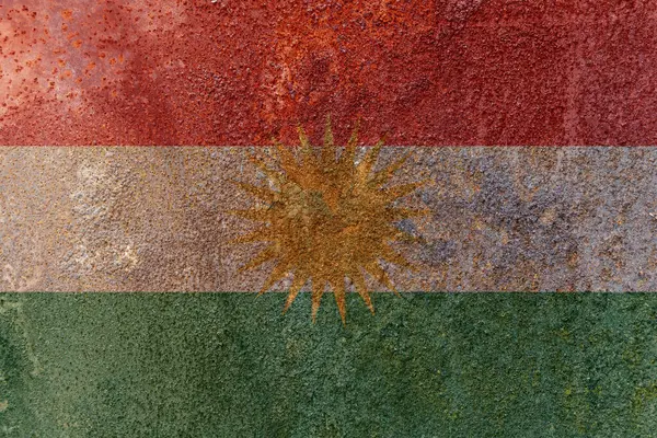 Kürdistan Bayrağı. Paslı metal yüzeyinde kirli Kürdistan bayrağı. Paslı metal dokusu 