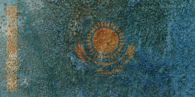 Kazakistan Eyalet Bayrağı. Metal yüzeyde kirli Kazakistan bayrağı. Metal doku 