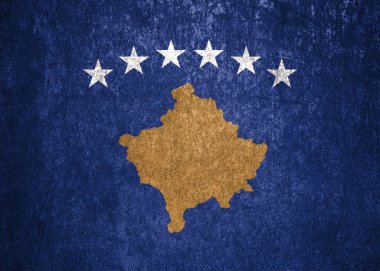 Kosova Devlet Bayrağı. Metal yüzeyde kirli Kosova bayrağı. Metal doku 